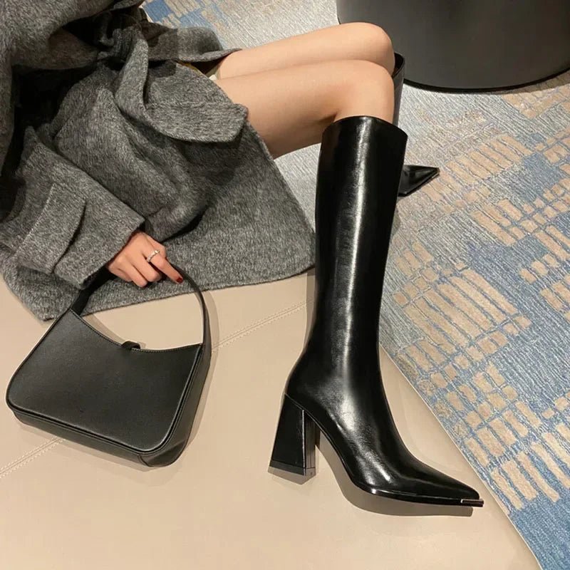 Bottes hautes  à bout pointu avec zips latéraux