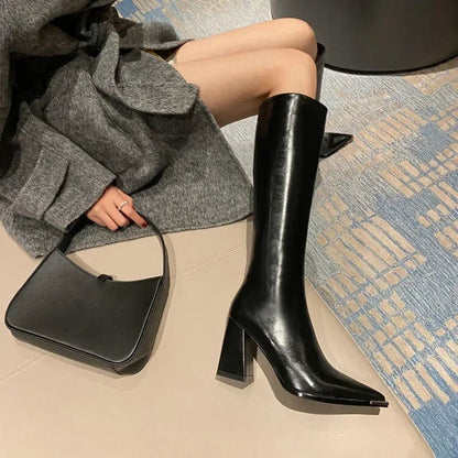 Bottes hautes  à bout pointu avec zips latéraux